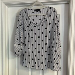 🌺 Comp Black top. 1x. 3/4 sleeves. Tie neck. Grey stripe. Black polka dots.
